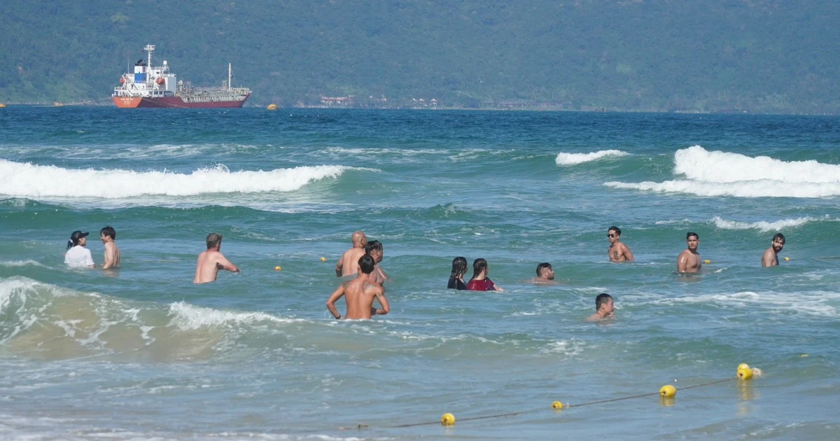 Cứu 2 du khách Ấn Độ bị sóng cuốn trên biển Đà Nẵng