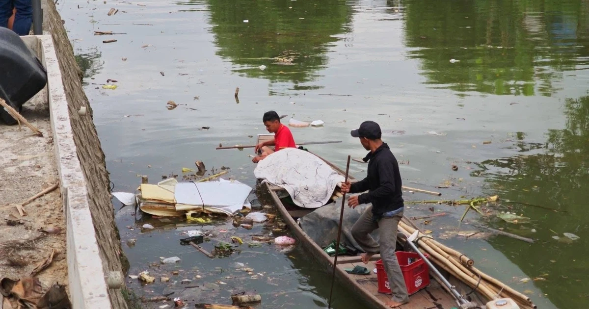 Xử phạt người đàn ông đổ gần 100 vỏ chai bia xuống sông tại Huế