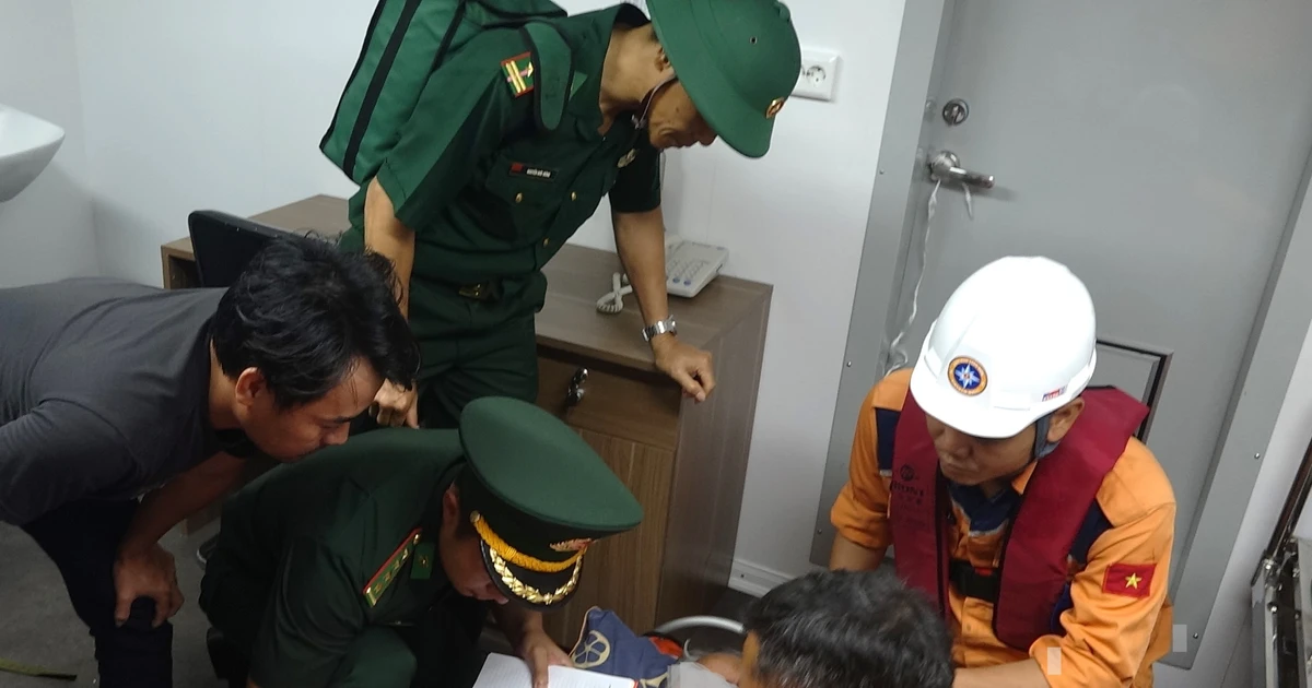 Thần tốc đưa ngư dân đột quỵ não trên biển về bờ