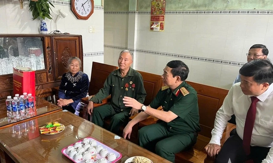 Đại tướng Phan Văn Giang thăm, tặng quà gia đình chính sách tại Lâm Đồng