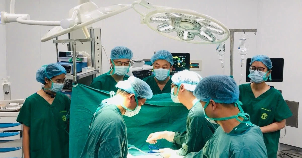 Ca mổ đầu tiên tại Bệnh viện Bạch Mai cơ sở Ninh Bình cứu người đàn ông nguy cơ liệt hai chân