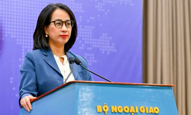 Đưa 48 người được cứu trong vụ chìm tàu Khôi Nguyên 18 vào đất liền