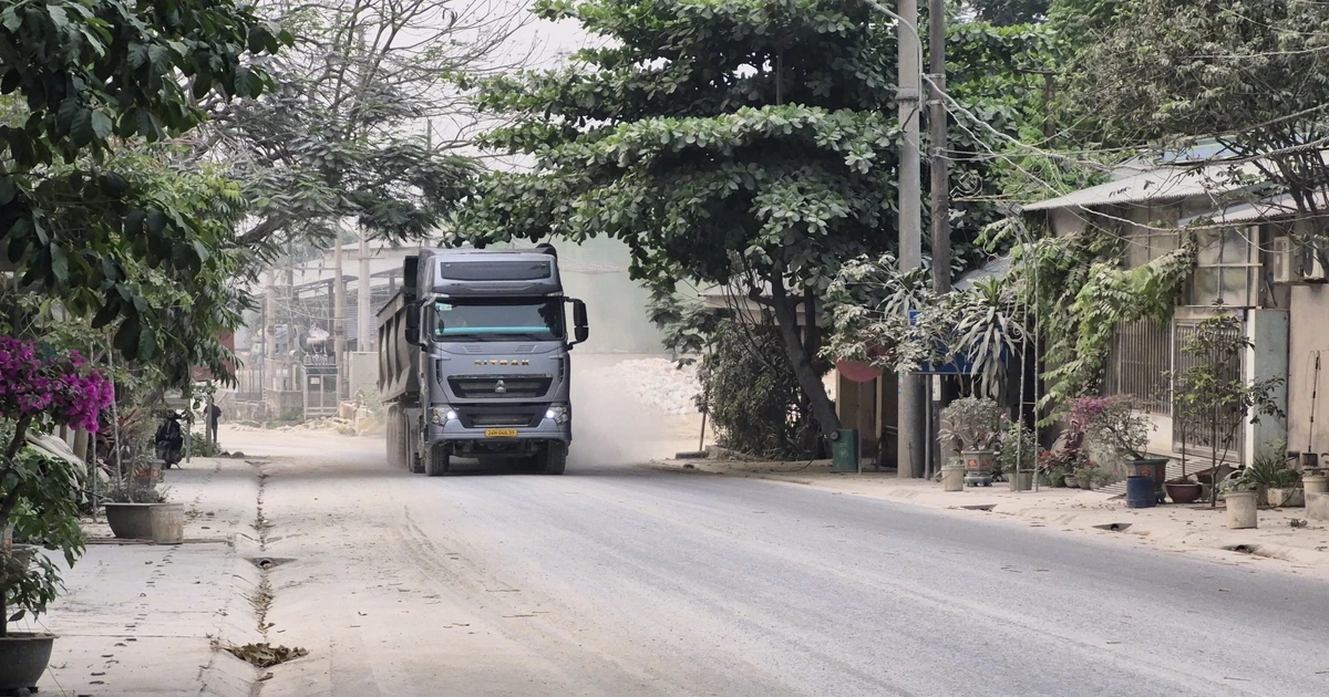 Đường bụi bặm quanh năm ở Lào Cai ảnh hưởng nặng nề với du lịch hồ Thác Bà