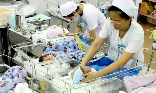 Đề xuất khen thưởng phụ nữ sinh đủ hai con, được trợ cấp tài chính cho trẻ đến 3 tuổi