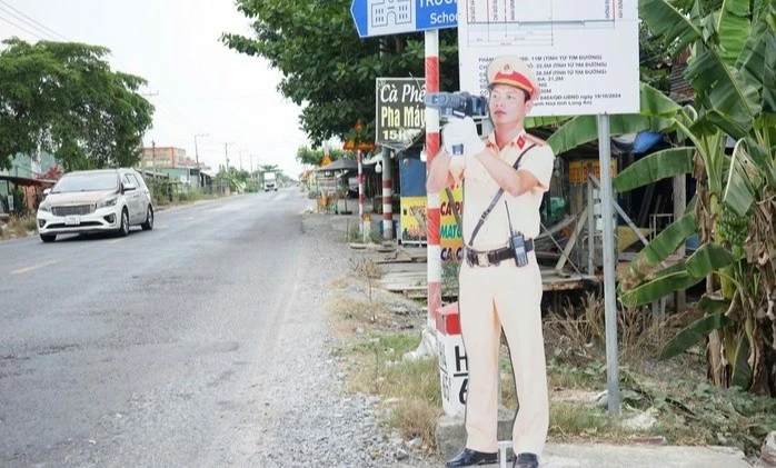 Hình nộm cảnh sát giao thông làm tài xế giật mình và giảm tốc độ