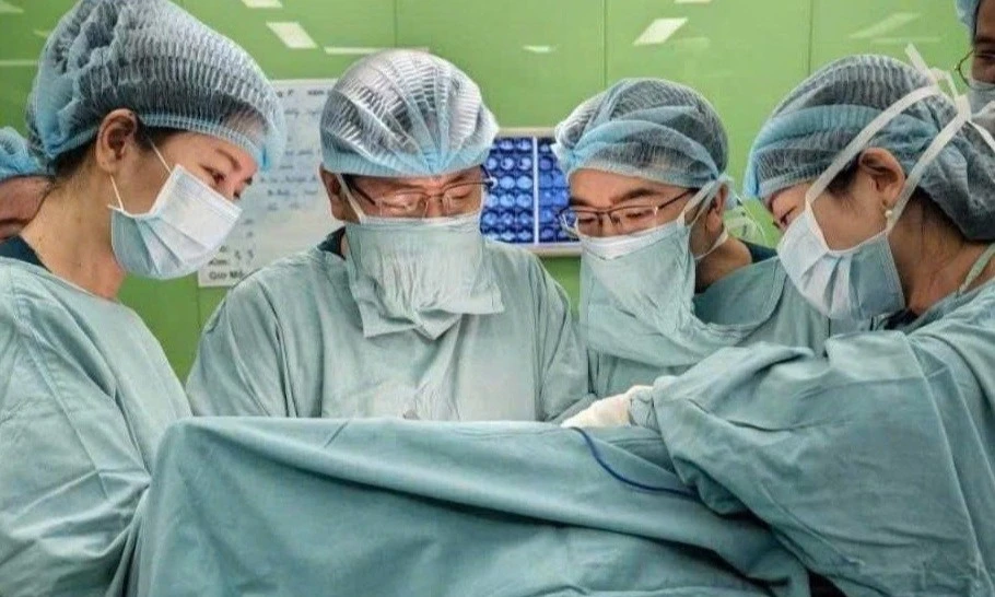 Giành giật sự sống cho bé gái sơ sinh mang u quái khổng lồ