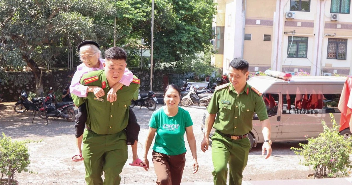 Cõng mẹ liệt sĩ hơn 100 tuổi đi lấy mẫu ADN tìm lại tên con