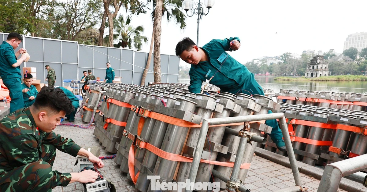 Trận địa pháo hoa bên Hồ Gươm sẵn sàng khai hỏa đón Giao thừa