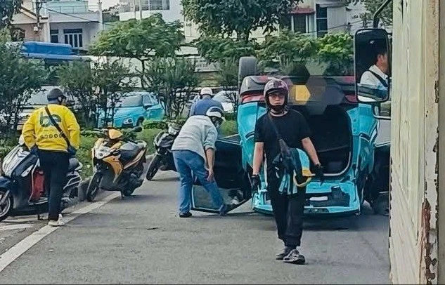 Ô tô công nghệ lật ngửa trên cầu vượt Quang Trung ở TPHCM