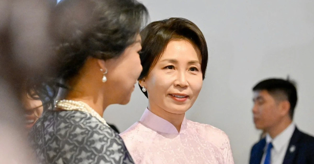 Chiếc áo dài Phu nhân Tổng thống Hàn Quốc mặc và lời đặt hàng đặc biệt