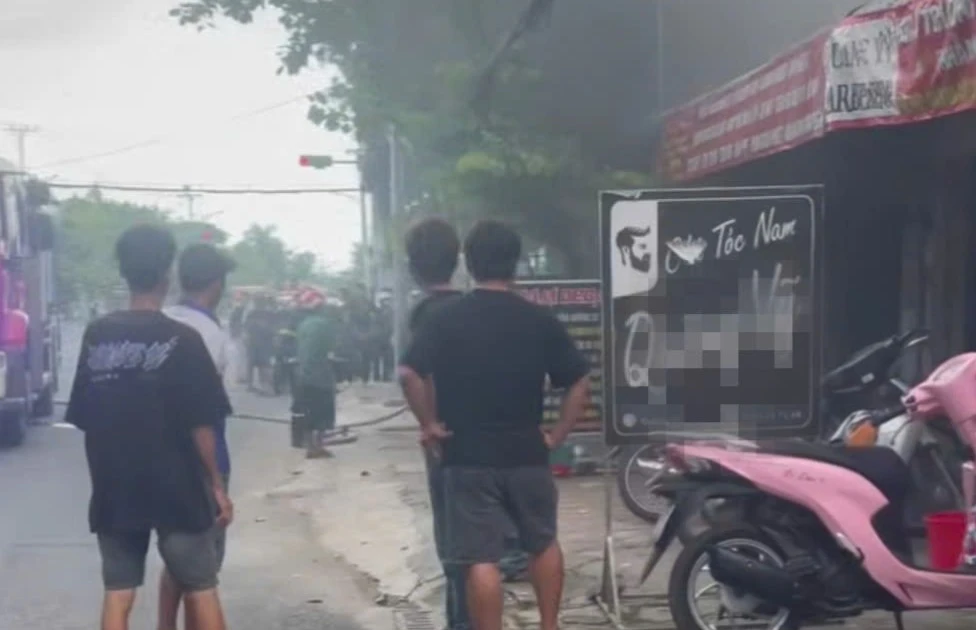 Tưới xăng đốt tiệm giặt, nam thanh niên bị bỏng nặng