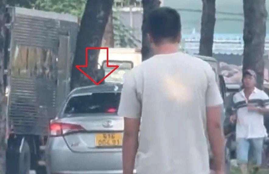 Clip ô tô chạy trên vỉa hè ở TPHCM, tài xế nói đang vội đến bệnh viện