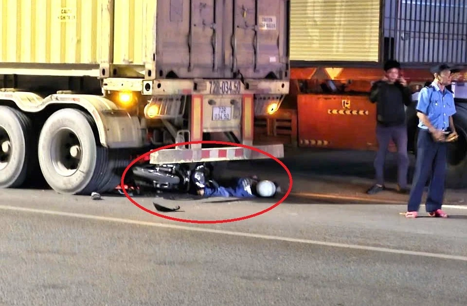 Người đàn ông tử vong khi tông vào đuôi xe đầu kéo trên đường ở TPHCM