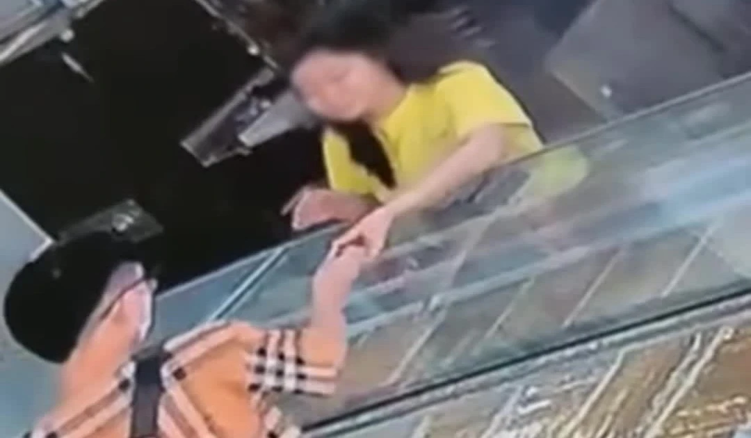 Đã bắt được hai đối tượng cướp giật tài sản ở tiệm vàng TPHCM