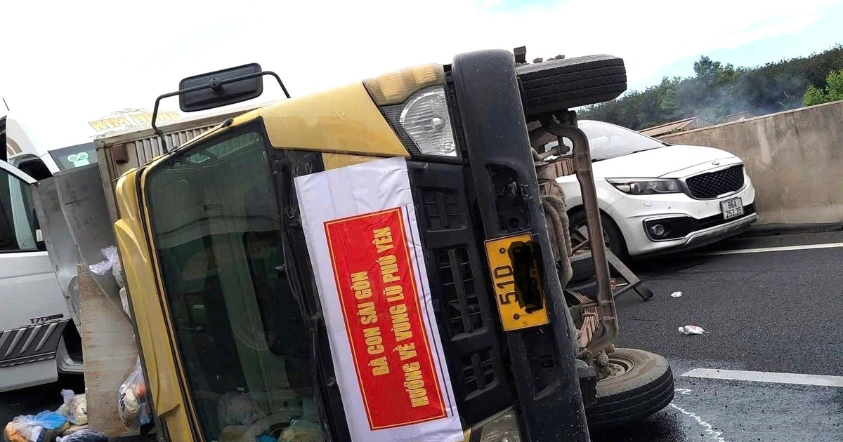 Xe chở hàng cứu trợ lũ lụt bị lật trên cao tốc Phan Thiết - Dầu Giây