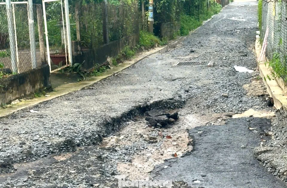 Đường nhựa bỗng chốc thành đường đất sau vài trận mưa ở TPHCM