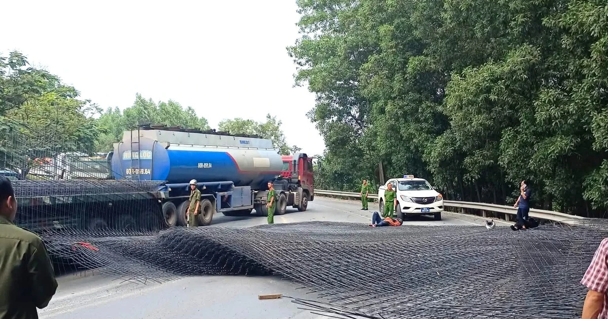 Hàng chục tấn thép rơi từ xe đầu kéo trúng 2 người đi đường