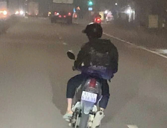 [Clip] Xe máy 'đánh võng' tạt ngang đầu ô tô gây bức xúc