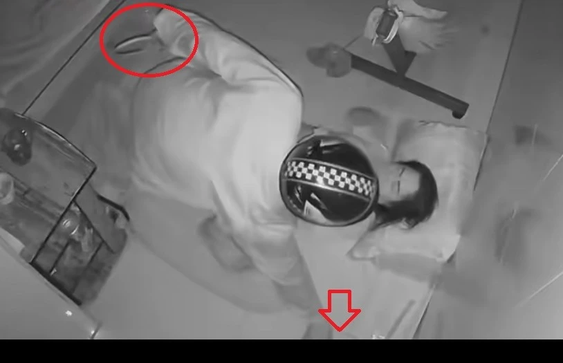 CLIP: Lạnh người cảnh kẻ trộm đột nhập phòng ngủ khi nữ gia chủ đang say giấc