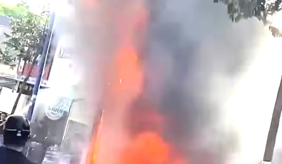 Lửa bao trùm cửa hàng kinh doanh giày dép ở TPHCM