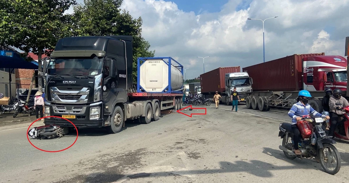 Gia đình 3 người tử vong dưới bánh xe đầu kéo container