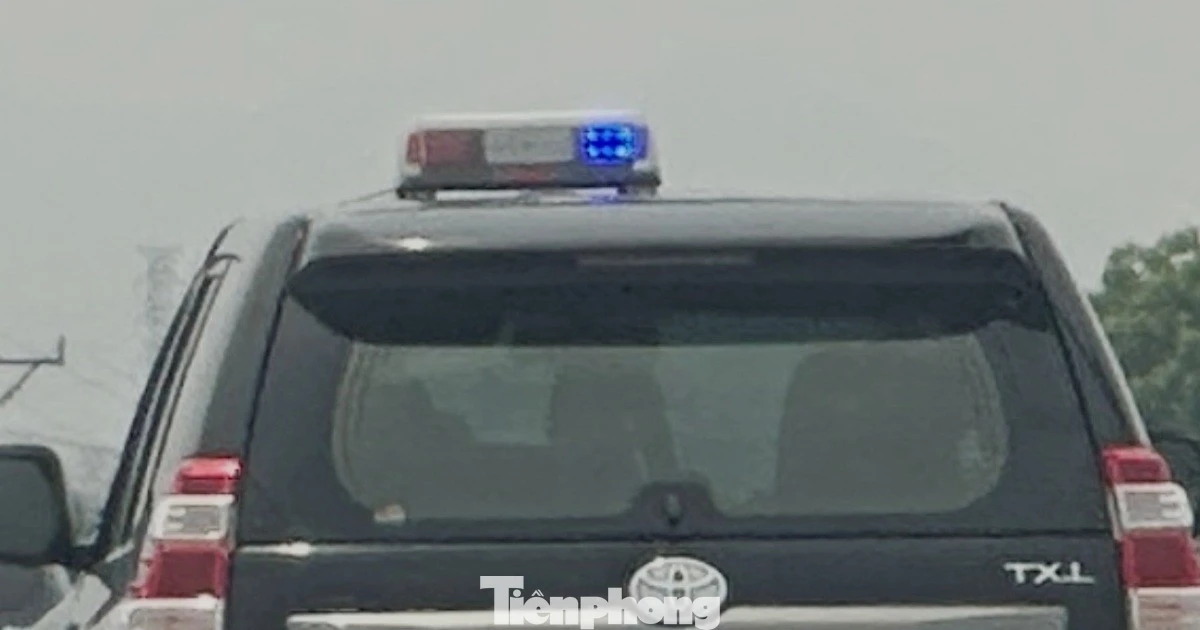 Cục CSGT xác minh ô tô biển trắng gắn còi hú, đèn xoay phóng như bay trên cao tốc