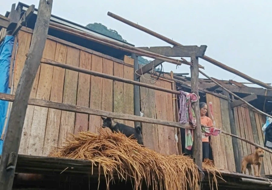 Mưa kèm gió lốc, làm tốc mái nhiều nhà dân ở Cao Bằng