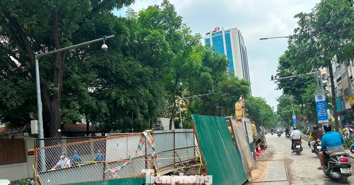 Nhiều tuyến phố Hà Nội rào chắn ban đêm để nâng cấp chiếu sáng