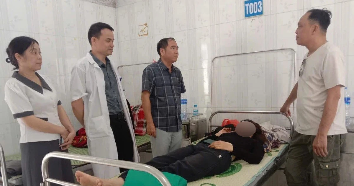 Đá lớn rơi vào nhà, người dân bị mắc kẹt ở Cao Bằng