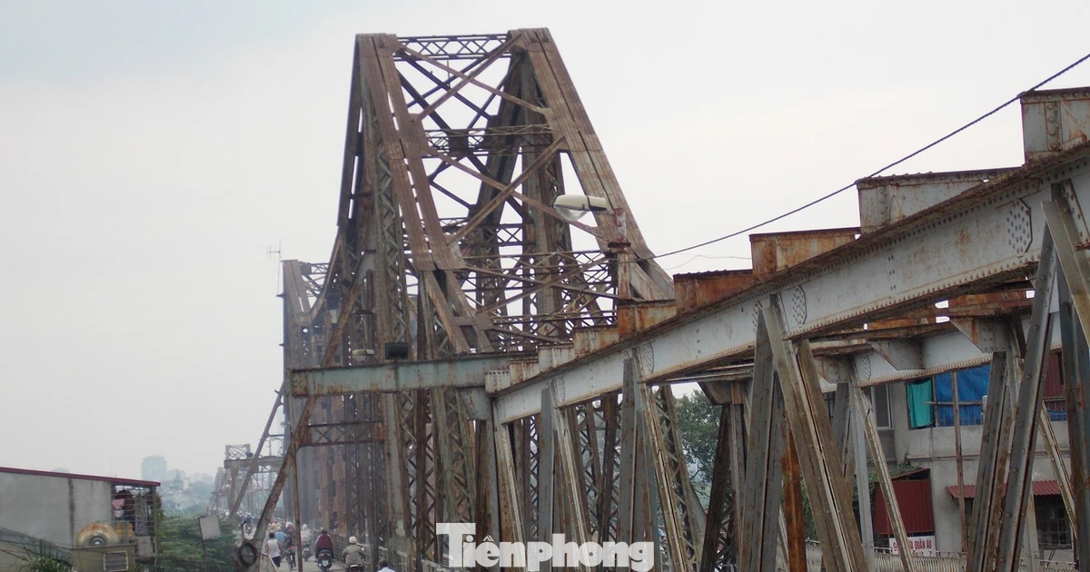 Cầu Long Biên cấm tàu hỏa, hành khách đi lại ra sao?