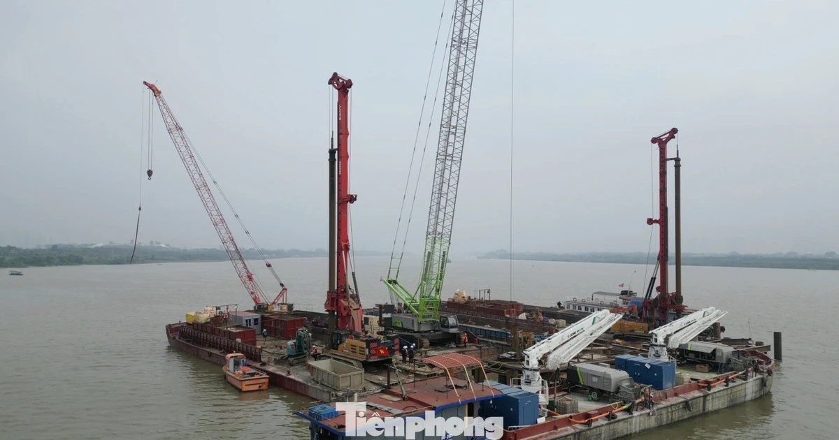 Cầu Ngọc Hồi nối Hà Nội với Hưng Yên tăng tốc thi công hai trụ cầu tháp dây văng