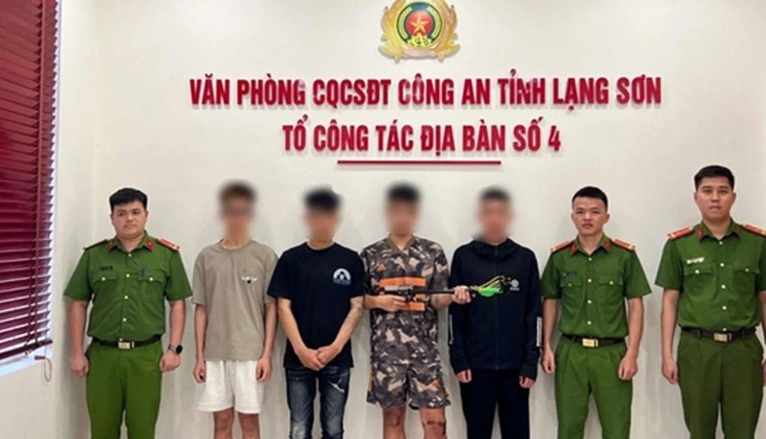 Bắt nhóm thanh niên chạy xe máy hỗn chiến trên đường