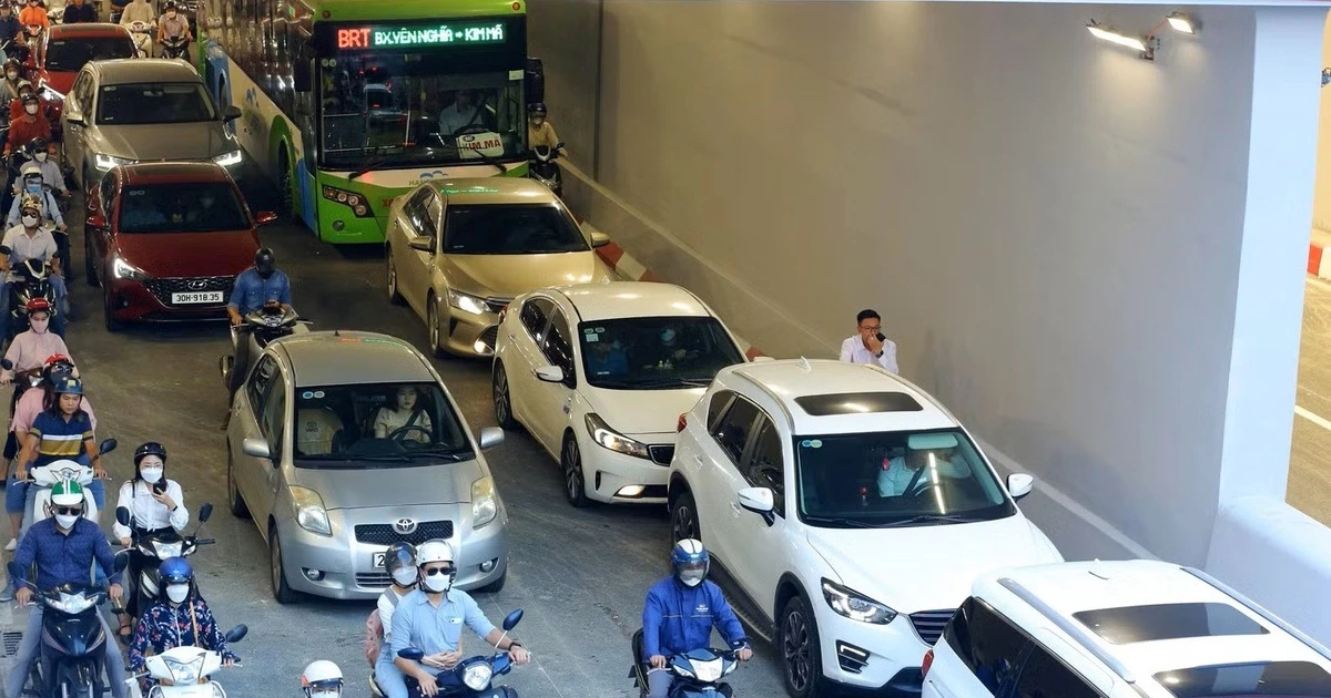 Kiểm tra vết nứt tại hầm Lê Văn Lương