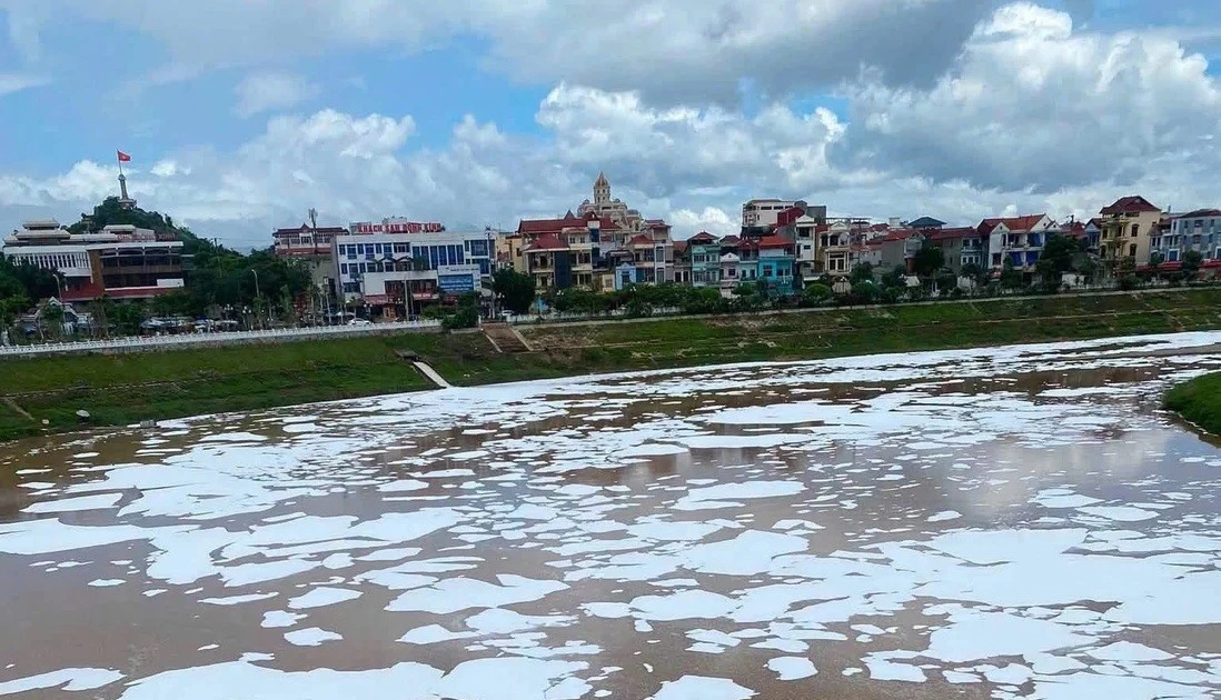 Công an vào cuộc vụ bọt trắng xoá như băng trên sông Kỳ Cùng