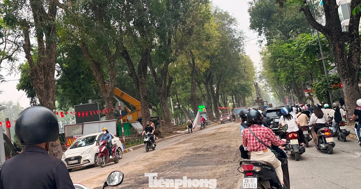 Hà Nội: Bắt đầu dỡ rào tại một số 'lô cốt' dự án chống ngập