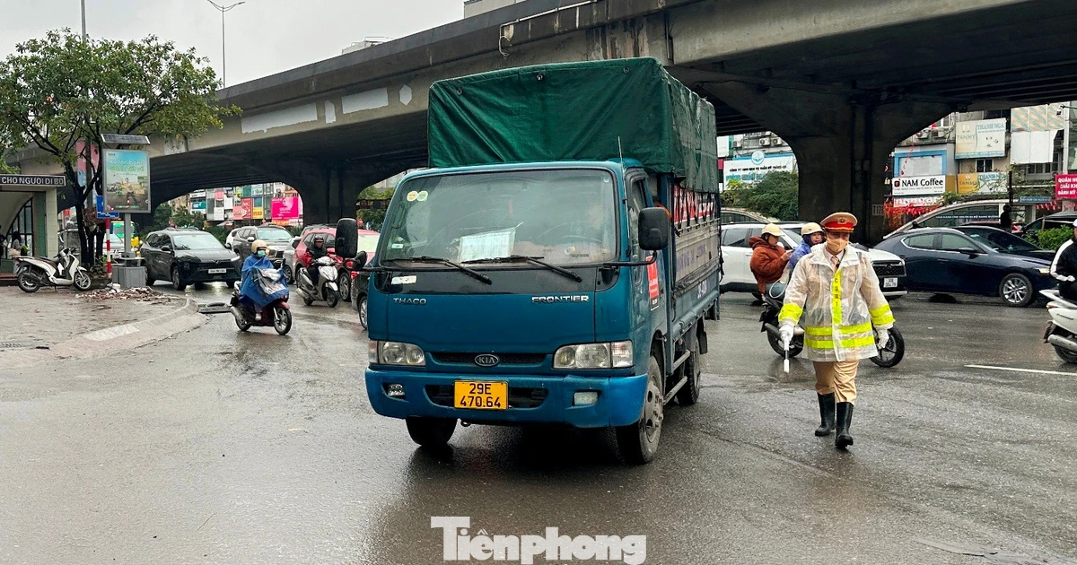 Cửa ngõ Hà Nội đông nghẹt, CSGT chặn xe tải vào nội đô giờ cấm