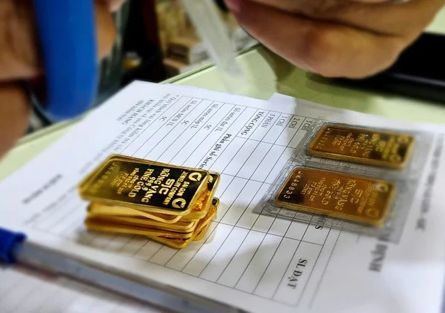 Giá vàng tăng mạnh, chênh lệch mua vào - bán ra lớn