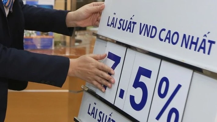 Lãi suất huy động leo thang, ngân hàng chịu sức ép kép