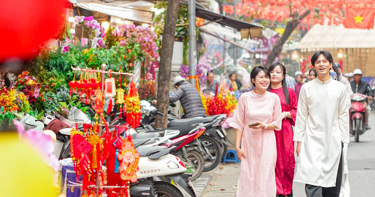 Chợ hoa Hàng Lược 'đánh thức' Tết Bính Ngọ giữa lòng phố cổ