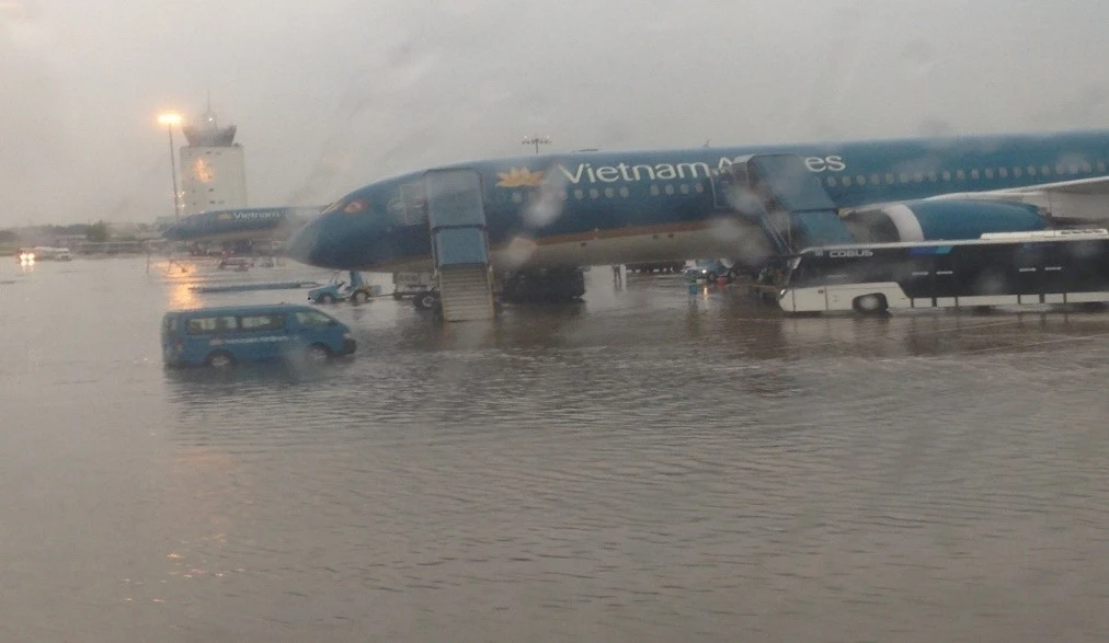 Sân bay Tuy Hòa 'tê liệt' vì mưa lũ lịch sử