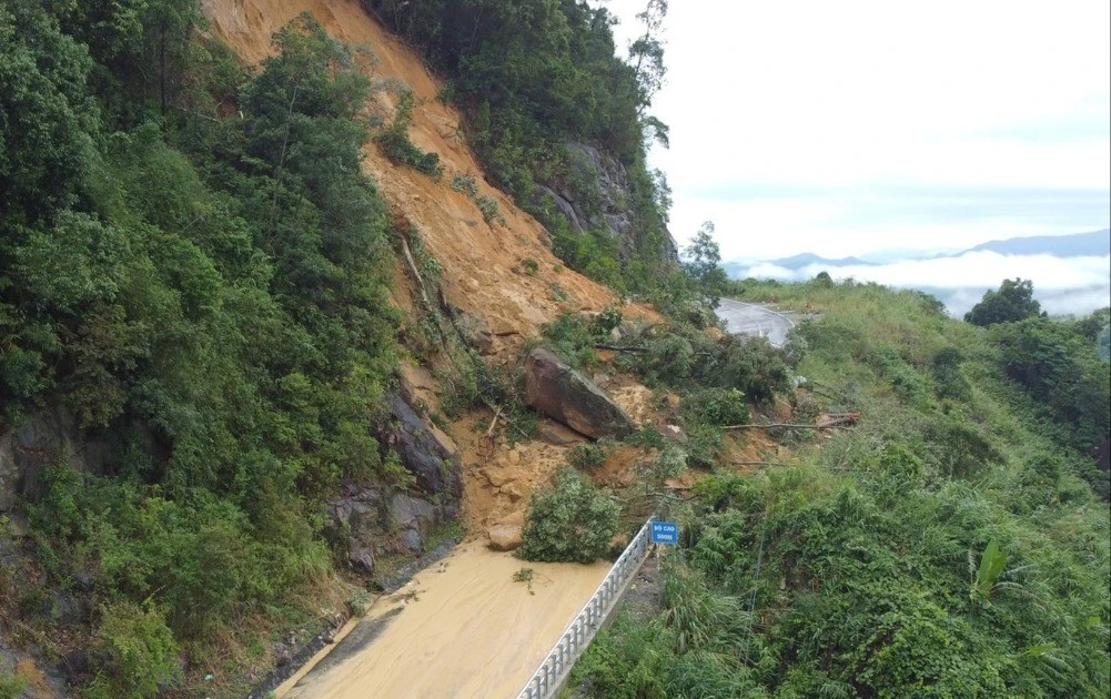 Bộ Xây dựng: Khẩn trương xử lý sạt lở đèo Khánh Lê, ứng phó mưa lũ