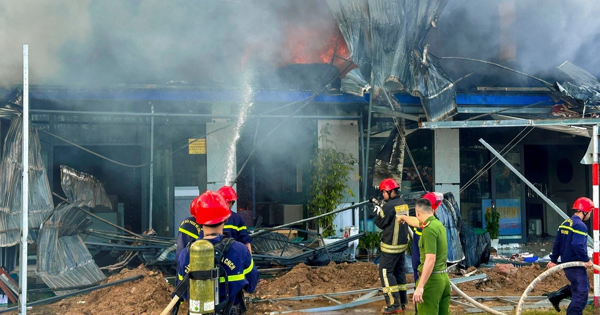 CLIP: Cháy lớn kèm tiếng nổ tại cửa hàng kinh doanh vật liệu xây dựng ở Đà Nẵng