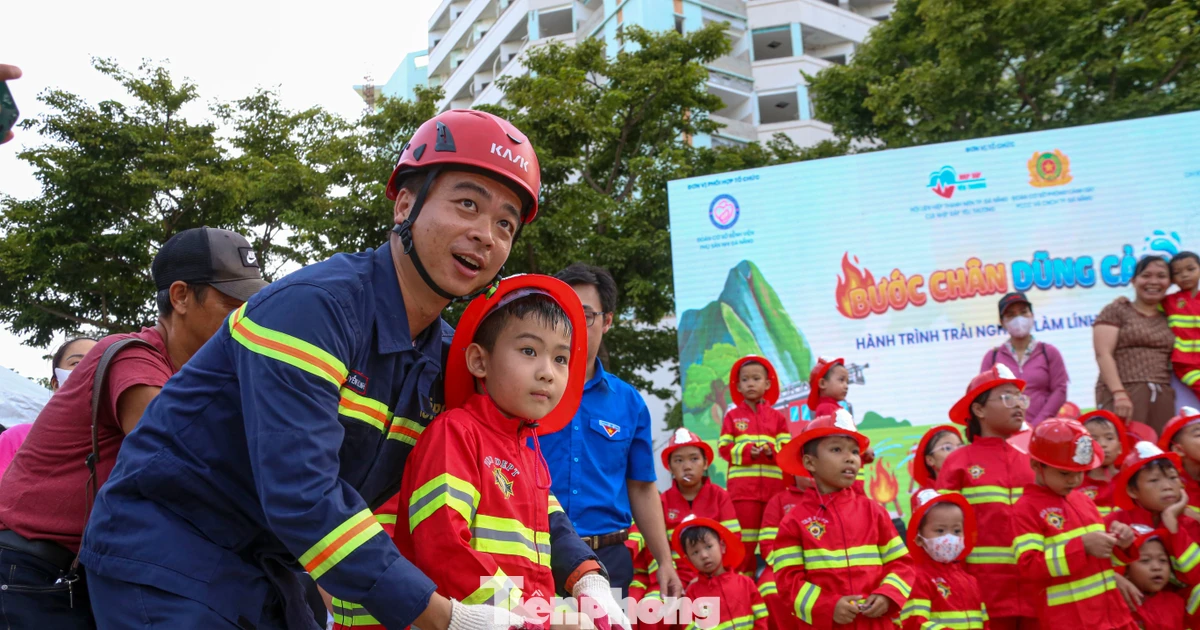 Bạn nhỏ ung thư hào hứng làm lính cứu hỏa