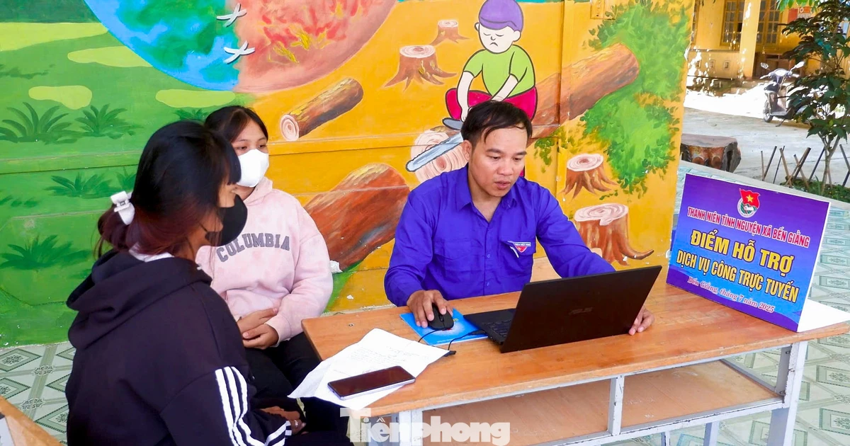 Đến từng thôn bản 'gỡ khó công nghệ' cho bà con làm thủ tục hành chính