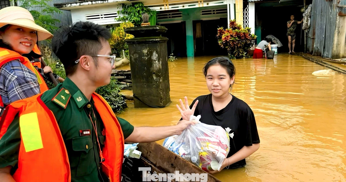 Băng nước xiết, đưa hàng ngàn suất quà vào vùng ngập sâu ở Đà Nẵng