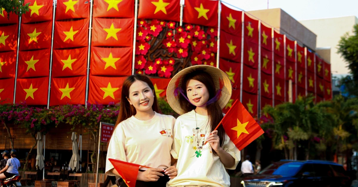 Những 'tọa độ check-in' rợp bóng cờ hoa thu hút bạn trẻ Đà Nẵng dịp 30/4