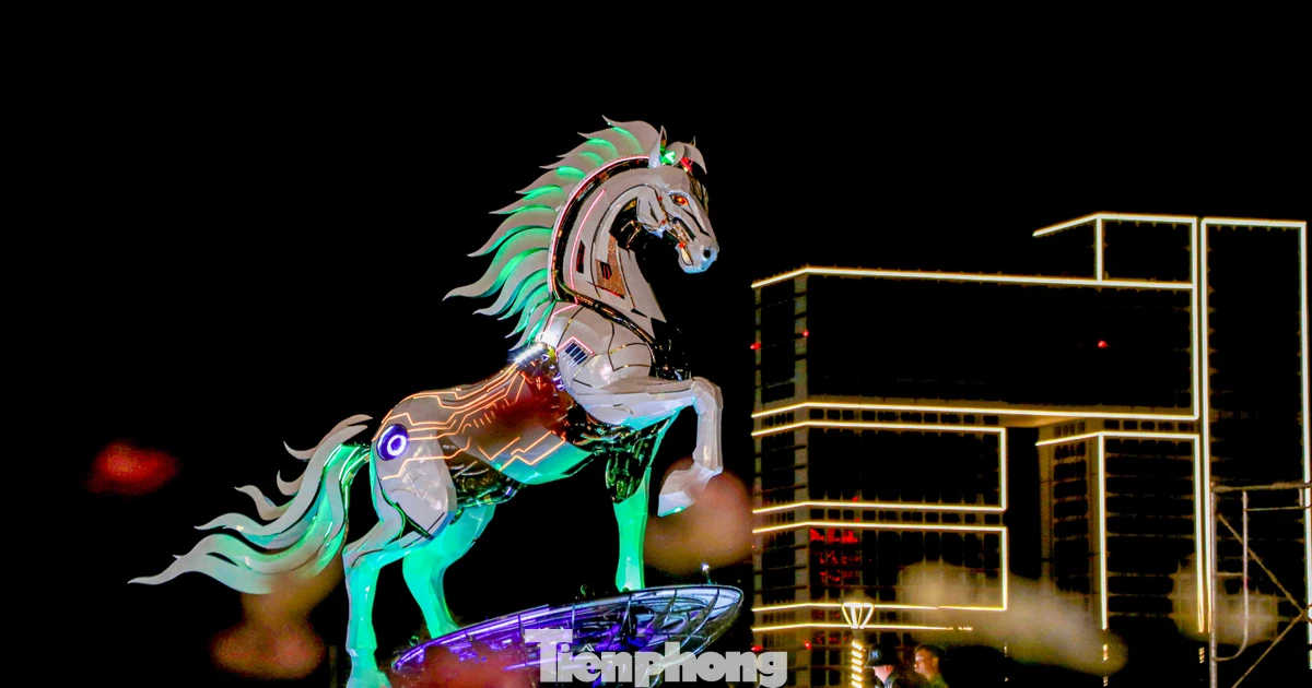 Đà Nẵng thắp sáng, linh vật ngựa 4.0 lộ 'mạch điện', khoe đèn LED