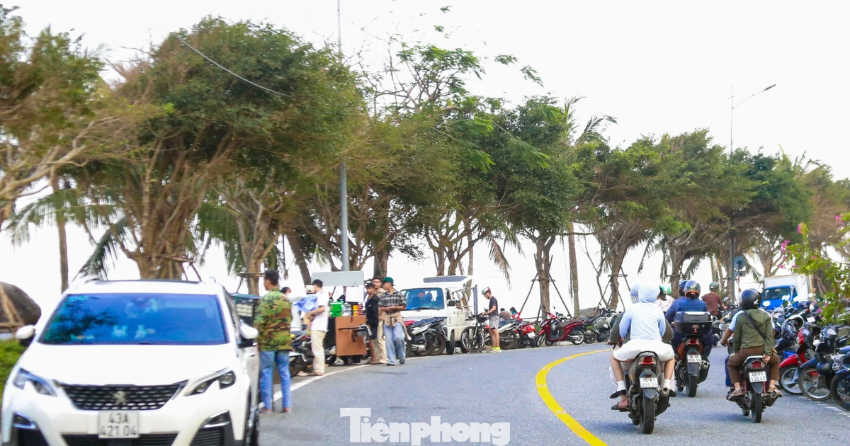 Đà Nẵng ra quân dẹp hàng rong 'bủa vây' đường lên Sơn Trà