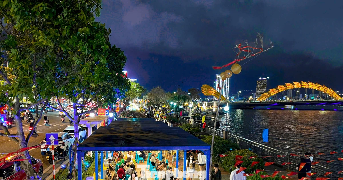 Người dân, du khách háo hức chờ pháo hoa giao thừa Đà Nẵng