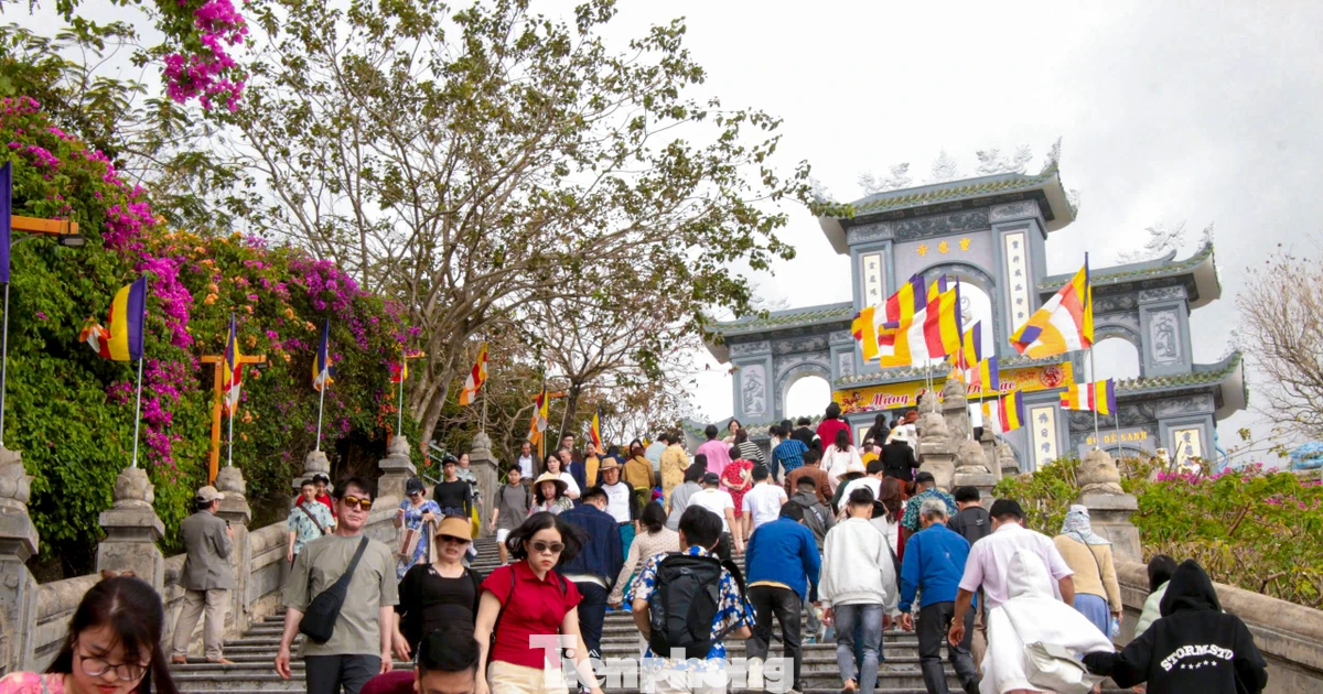 Lên chùa Linh Ứng dâng hương ngày mùng 1 Tết